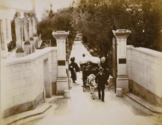 La regina Vittoria (1819-1901) ai cancelli di Villa Liserb, sud della Francia