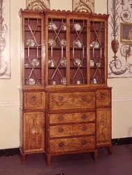 Libreria secretaire con decorazioni intarsiate e dipinte, 1790