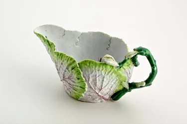 Salsiera di Staffordshire formata da foglie modellate e manico a ramoscello, c. 1749-60