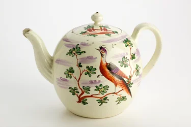 Teiera di Staffordshire decorata con uccello esotico e edificio tra gli alberi, c. 1765-75