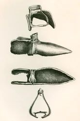 Staffe e sollerets, da The British Army: Its Origins, Progress and Equipment, pubblicato nel 1868