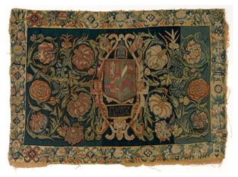 Copricuscino lungo di arazzo raffigurante le Armi di Walter Jones e di sua moglie Eleanor Pope, realizzato possibilmente a Sheldon, Inghilterra, dopo il 1600