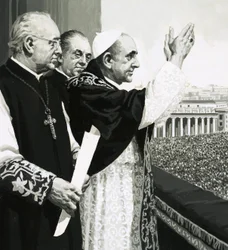 Il Papa, salutando le folle