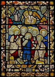 La finestra est che raffigura gli Apostoli che si radunano (per il funerale della Vergine?) Maria - gli Apostoli si radunano per partecipare