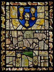 La finestra est che raffigura uno scudo con emblemi del Sacramento; frammenti di baldacchino con figure