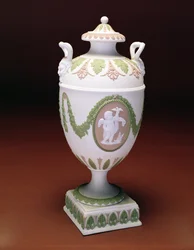 Vaso a forma di urna in tre colori Jasper, modello della figura di putto di John Flaxman. Wedgwood c.1780