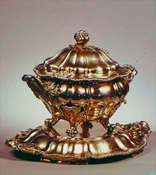 Zuppiera a forma di melone, con finale a melograno, bordo applicato e manici foliati, di Garrards, Londra, 1847