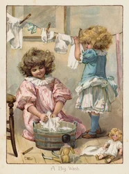 Due bambine che lavano i vestiti delle loro bambole