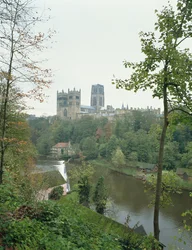 Vista della Cattedrale di Durham attraverso il fiume Wear, iniziata nel 1093