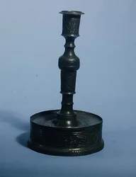 Candeliere di William Grainger con decorazione a rilievo, datato 1616