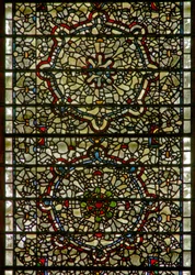 Vetrata delle Cinque Sorelle raffigurante grisaille