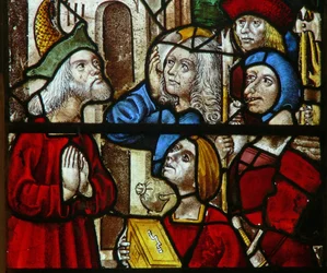 Finestra SaEw che raffigura una scena di una leggenda di San Nicola: i ladri restituiscono il tesoro rubato al ricco