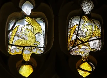 Finestra n2 raffigurante i simboli degli Evangelisti - il toro di San Luca e l
