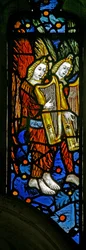Finestra s1 raffigurante angeli musicisti con arpe
