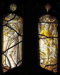 Vetrata s1 raffigurante la Gerarchia angelica: poteri, virtù