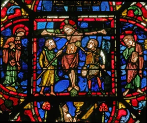 Finestra w0 raffigurante la Crocifissione con Maria e Giovanni e soldati con una lancia e la spugna di aceto