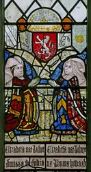 Finestra w1 raffigurante Elizabeth Talbot, Duchessa di Norfolk ed Elizabeth Tilney, Contessa di Surrey con lo stemma della famiglia Mowbray sopra