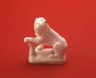 Figura bianca di un leone di Bow, seduto guardando a sinistra, c.1750