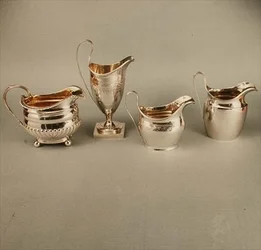 Collezione di brocche per crema, tutte del periodo di Giorgio III (1760-1820)
