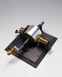 Replica del primo fonografo, inventato da Thomas Alva Edison nel 1877