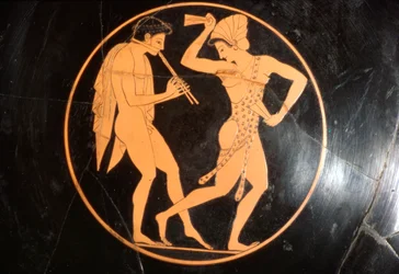 Coppa da bere, Kylix di ragazza che danza con giovane che suona il flauto, Attica, c. 510 a.C.