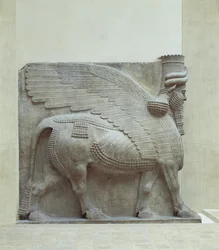 Toro con ali, volto umano e diadema ...
