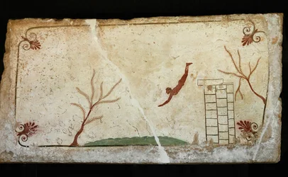 Tuffatore che salta da una torre in mare, un