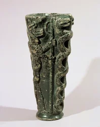 Vaso da libagione del re Gudea dedicato a Ningishzidda, con accoliti di questo dio, serpenti intrecciati e serpenti-drago alati ...