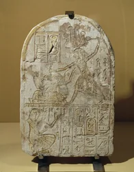 Il faraone Ramses II mentre picchia i prigionieri. Stele dedicata ...