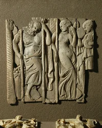 Thiasos, una processione baccanale con Sileno e Menadi danzanti ...