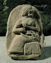 Donna che allatta il suo bambino ...