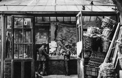 Un bar nel quartiere del Mercato Centrale, Parigi, 1931