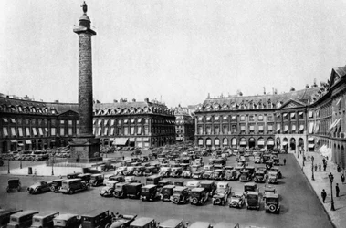 Place Vendome e la colonna eretta per le vittorie di Napoleone, Parigi, 1931