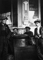 Venditori ambulanti di castagne arrostite, Parigi, 1931