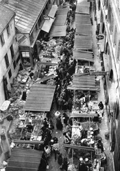 Il pittoresco mercato in Passage Berryer, Parigi, 1931