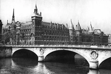 Vista dei tribunali di giustizia e del Pont Neuf dal fiume Senna, Parigi, 1931