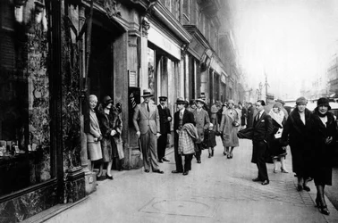 In attesa delle sarte che escono dal lavoro, Parigi, 1931