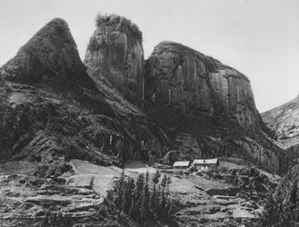 Ichangfu, Pi kia shan, Hupei, La Montagna del Portapennelli di fronte al Tempio della Grotta del Re Drago