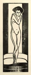 Ragazza nuda in piedi con le braccia incrociate