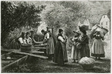 Un bucato a Metzeral, donne che indossano costumi tradizionali della valle si riuniscono alla fontana del villaggio. Incisione di E.Ronjat, per illustrare la storia 