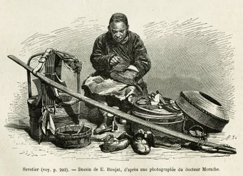 Il calzolaio ambulante ripara gli stivali ma anche le bardature delle carrozze dei funzionari del palazzo, ai piedi della Porta del Fiore Orientale del Palazzo Imperiale a Pechino. Incisione da un disegno di E.Ronjat, per illustrare il viaggio a Pechino