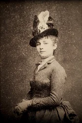 Camille Claudel (1864-1943). Ritratto fotografico intorno al 1886 di Etienne Carjat (1828-1906). Retro. Musée des Beaux-Arts de Poitiers (Francia).