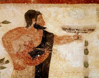 Un uomo barbuto che presenta una coppa, vicino a lui un musicista (dettaglio di affresco, 530 a.C.)