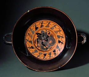 Antichità etrusca: coppa in terracotta raffigurante la lotta tra Eracle e il mostro marino Tritone. Da Tarquinia. 550 a.C. Tarquinia, Museo Archeologico