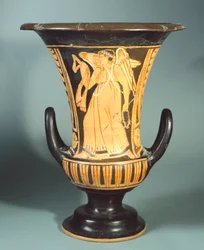 Cratere a calice (grande vaso) del Pittore di Berkeley raffigurante uno spirito alato. Ceramica a figure rosse. Civiltà etrusca, IV secolo a.C.