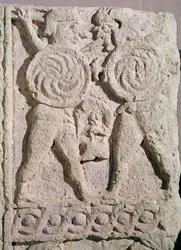 Lapide con due guerrieri (dettaglio)