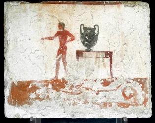 Arte etrusca: un giovane efebo nudo accanto a un tavolo sul quale è posto un vaso. Affresco della Tomba del «Tuffatore». Dalla necropoli meridionale di Paestum. 480-470 a.C. Museo Archeologico Nazionale, Paestum