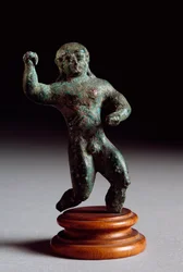 Arte etrusca: statuetta di atleta in bronzo dalla Fonte Veneziana. 520-500 a.C. Dim. 6 cm Firenze, Museo Archeologico