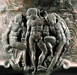 Arte etrusca: dettaglio del piede della Cista Ficoroni in bronzo, raffigurante Ercole, Iolao ed Eros tra loro. Da Preneste (Palestrina). 340 a.C. Museo Nazionale di Villa Giulia, Roma
