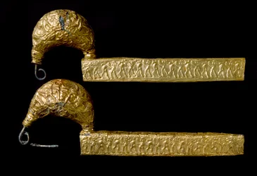 Arte etrusca: fibule (spille) in oro. 630 a.C. Dalla tomba del Littore a Vetulonia. Dim. 21 cm Firenze, Museo Archeologico